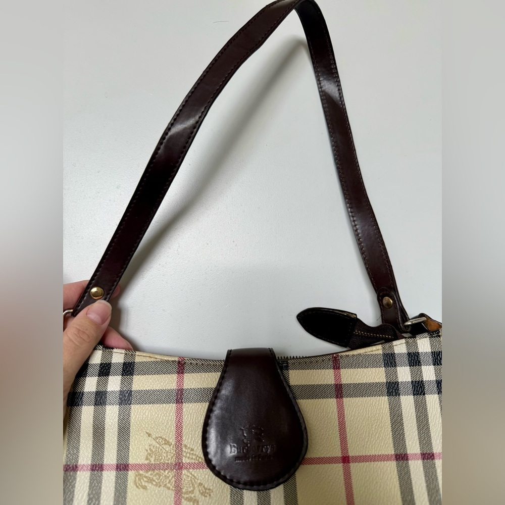 Burberrys Plaid Shoulder Bag with Dark Brown Accents. Vintage - Picture 4 of 6